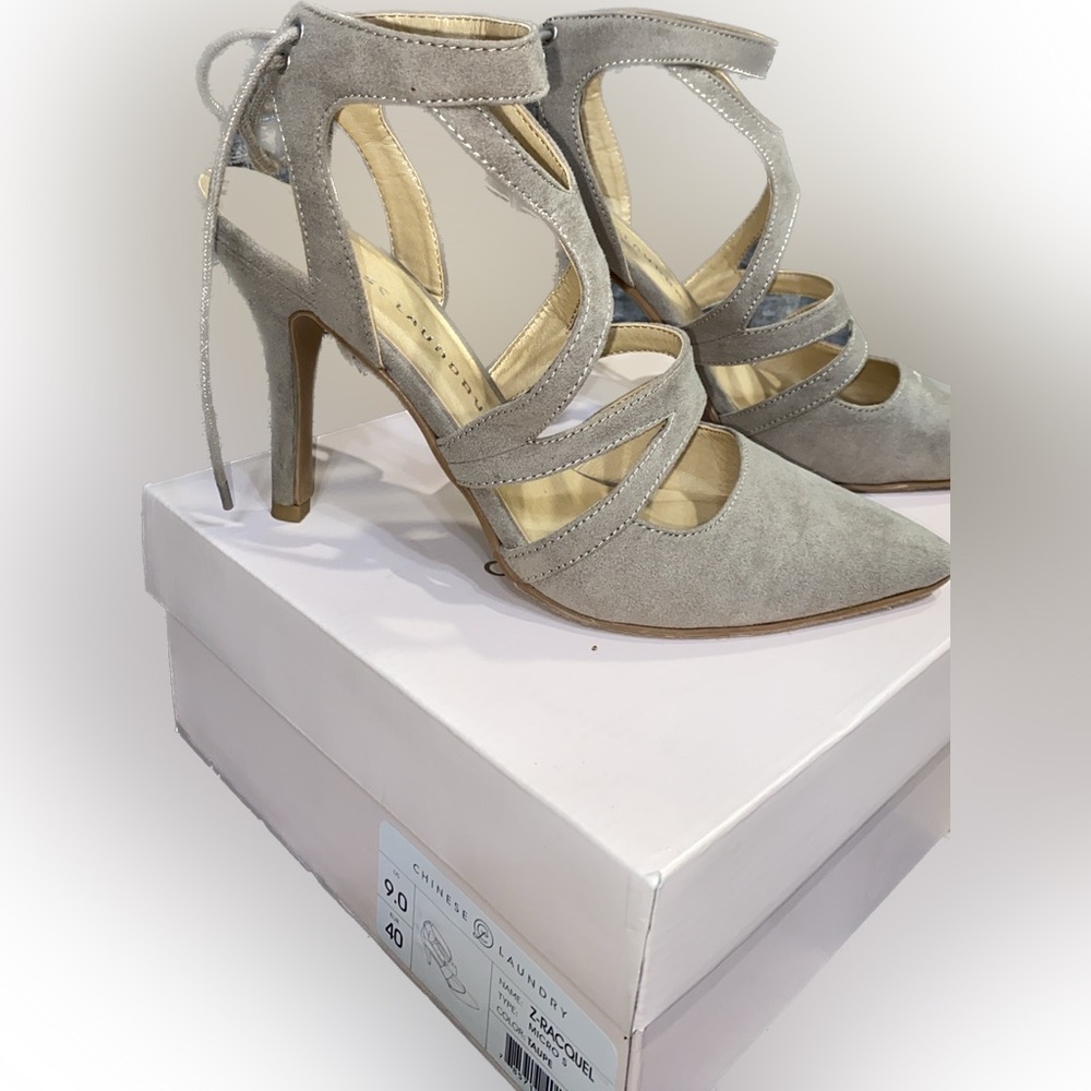 Taupe faux suede heels 👠